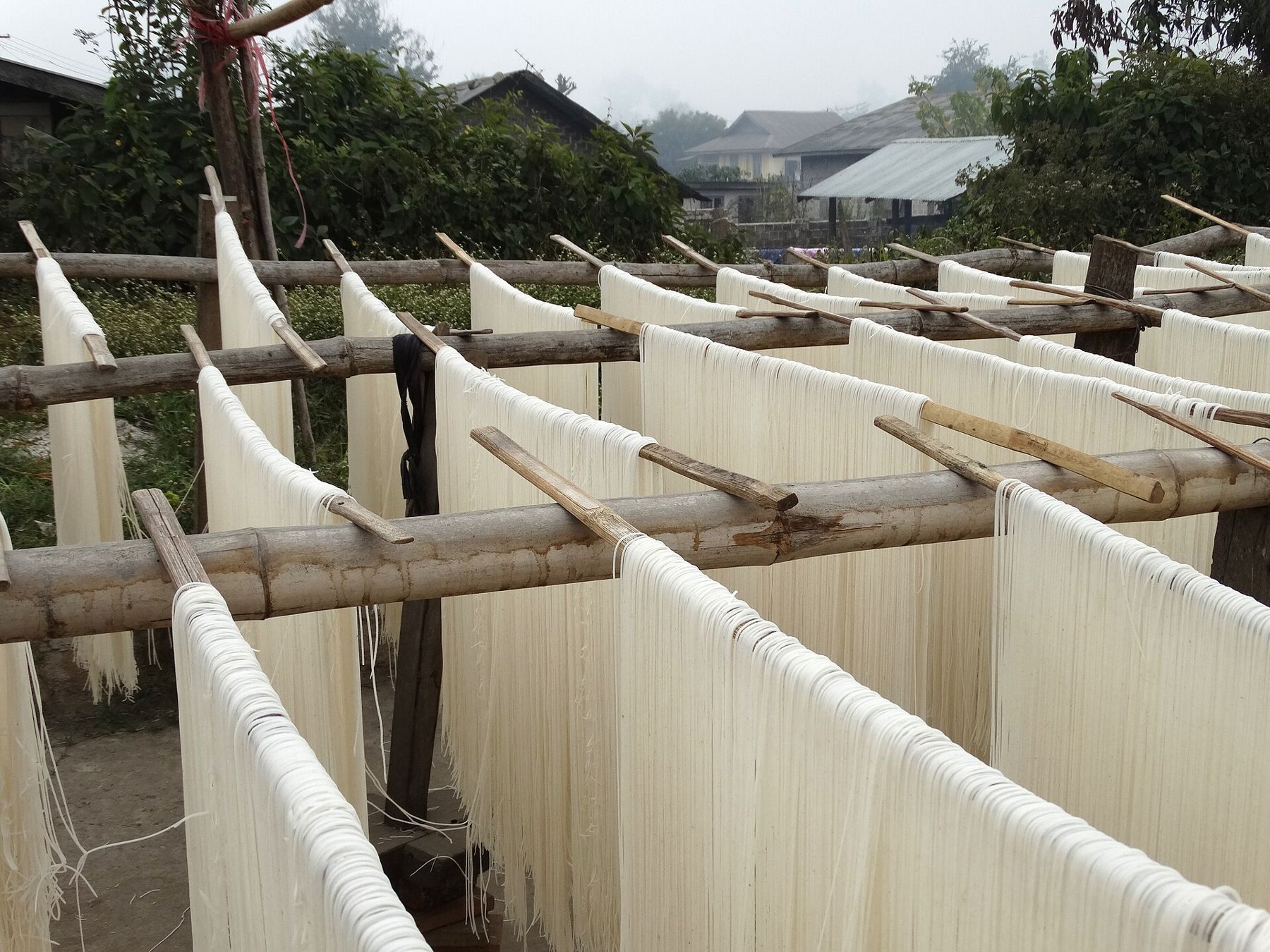 天日干しされる米麺